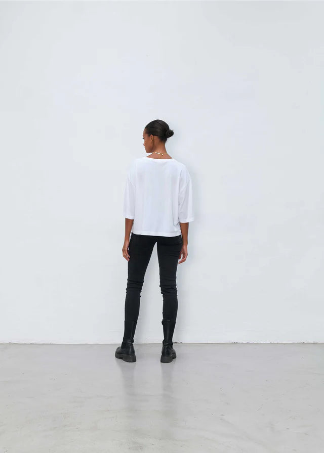 T-SHIRT FÜR DAMEN TARO VON OUTRYGHT IN WEISS MZ#00628 Mode-Zauber