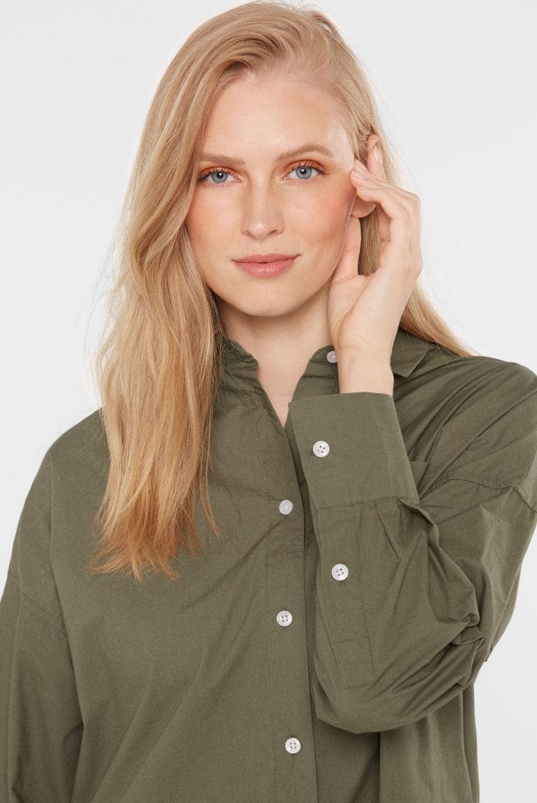 BLUSE BER:RY AUS POPELINE IM BOXY FIT VON SENSES IN KHAKI MZ#00884 Mode-Zauber