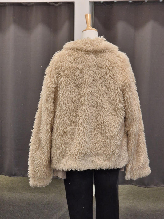 KUNSTFELLJACKE MIT DRUCKKNÖPFEN IN BEIGE MZ#00560 Mode-Zauber