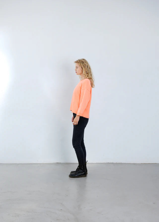 SWEATSHIRT NIKITA SMILEY VON OUTRYGHT IN NEON ORANGE MZ#00667