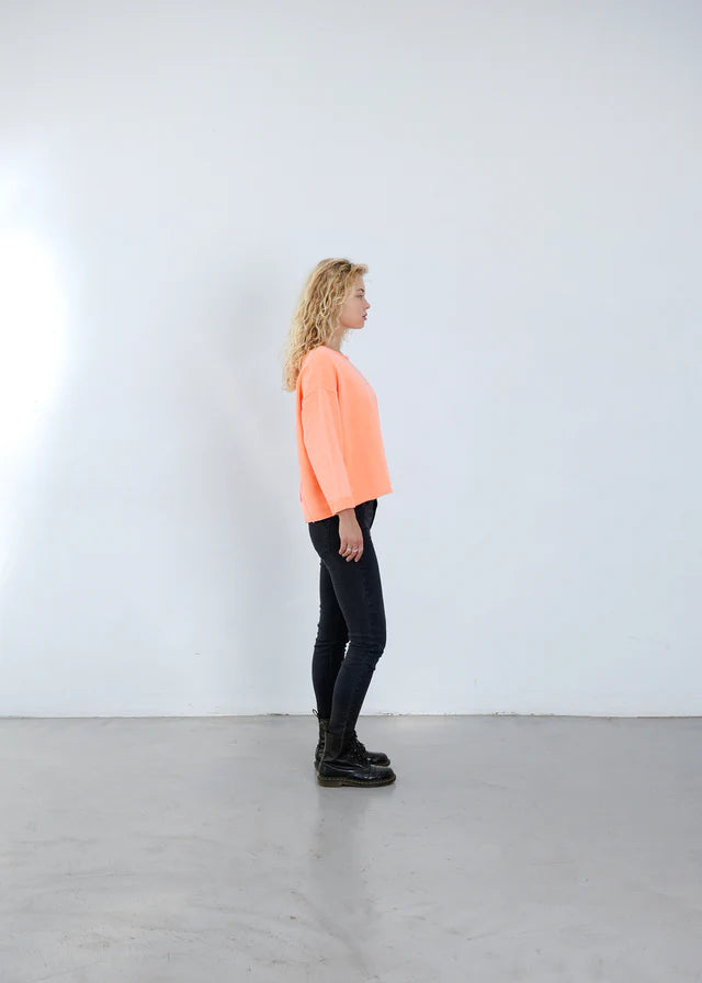 SWEATSHIRT NIKITA SMILEY VON OUTRYGHT IN NEON ORANGE MZ#00667