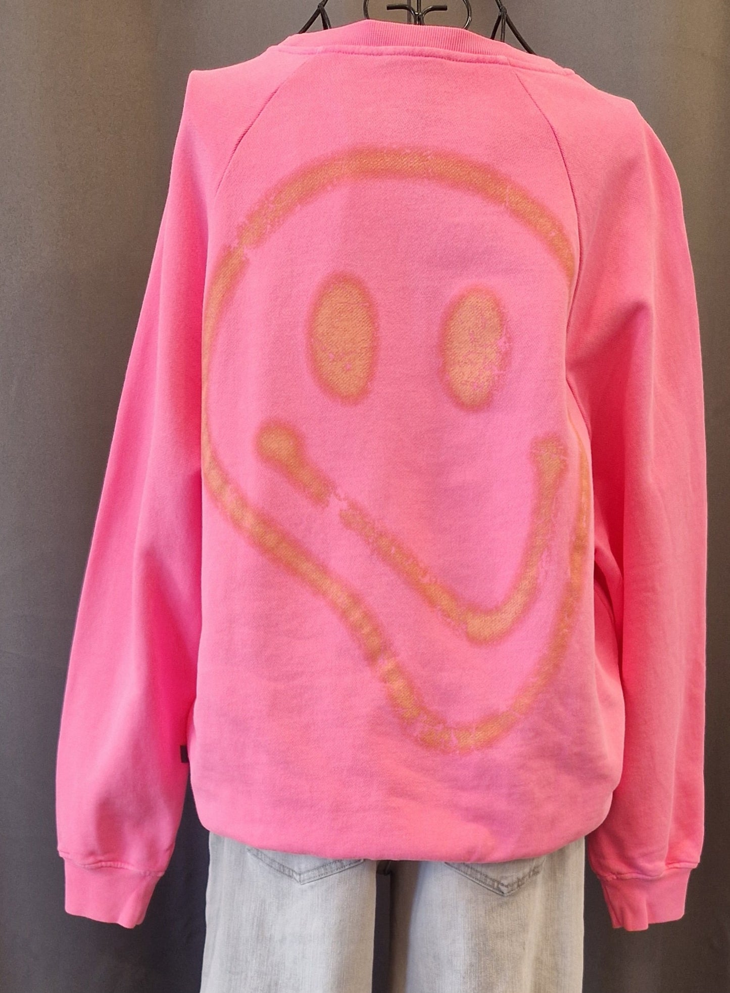 SWEATSHIRT MALOU SMILEY (UNISEX) VON OUTRYGHT IN NEON PINK MZ#00664 Mode-Zauber