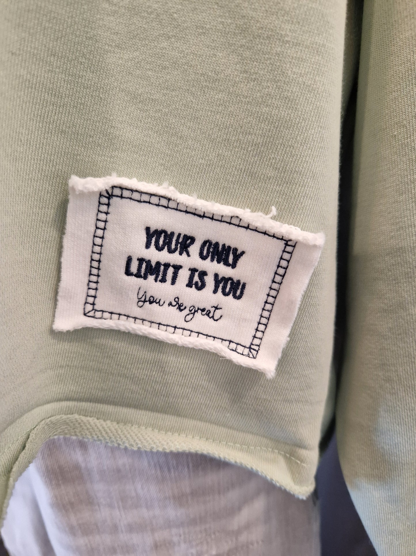 SWEATSHIRT U-BOOTAUSSCHNITT VON THESHIRT PROJEKT IN MATCHA MZ#00740 Mode-Zauber