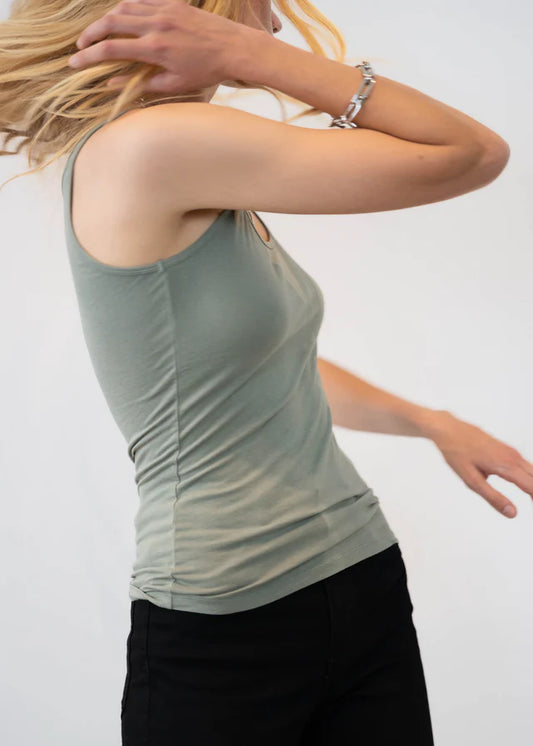 T-SHIRT GIN VON OUTRYGHT IN GREENGREY MZ#00726 Mode-Zauber