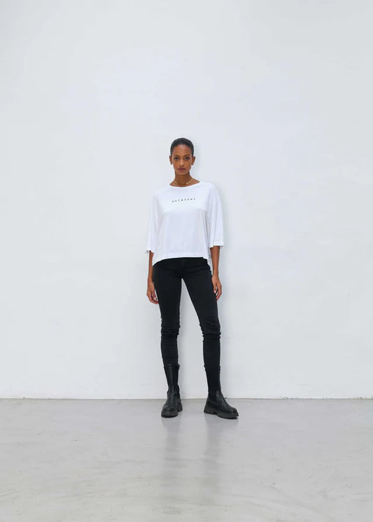 T-SHIRT FÜR DAMEN TARO VON OUTRYGHT IN WEISS MZ#00628 Mode-Zauber