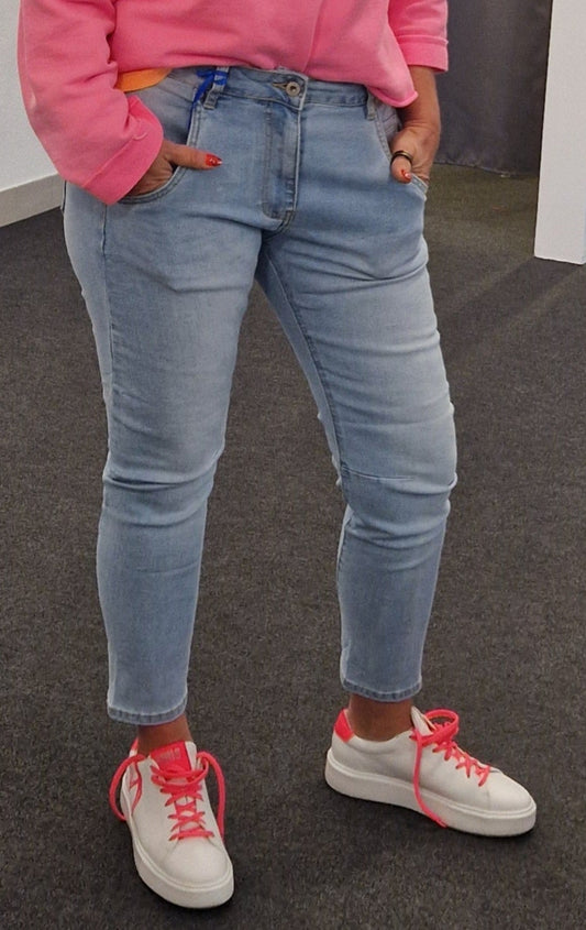 JEANS VON SEXY WOMAN IN HELLBLAU MZ#00844 Mode-Zauber