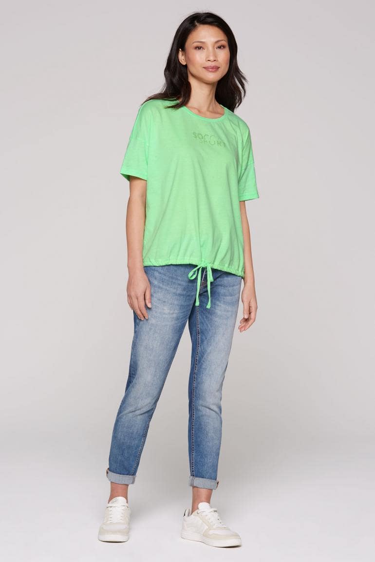 T-SHIRT OVERSIZEND MIT BINDEBANDSAUM VON SOCCX IN PEPPY GREEN MZ#00845 Mode-Zauber