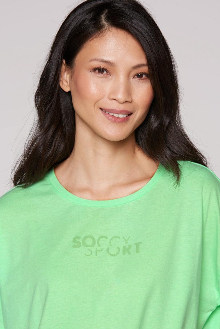 T-SHIRT OVERSIZEND MIT BINDEBANDSAUM VON SOCCX IN PEPPY GREEN MZ#00845 Mode-Zauber