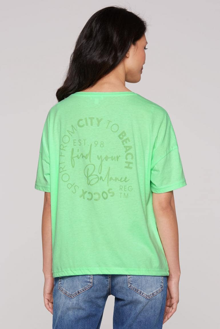 T-SHIRT OVERSIZEND MIT BINDEBANDSAUM VON SOCCX IN PEPPY GREEN MZ#00845 Mode-Zauber