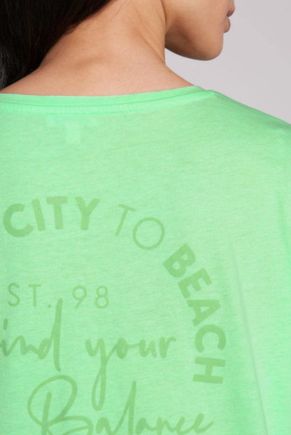 T-SHIRT OVERSIZEND MIT BINDEBANDSAUM VON SOCCX IN PEPPY GREEN MZ#00845 Mode-Zauber