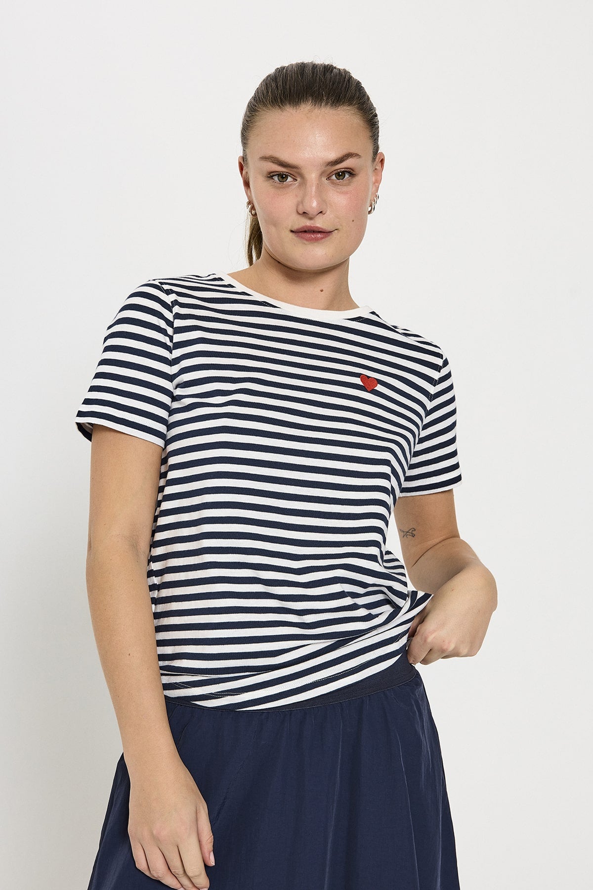 T-SHIRT FQMIAN VON FREE/OUENT IN STAR OFF-WHITE MIT MARINEBLAUEM BLAZER MZ#00671