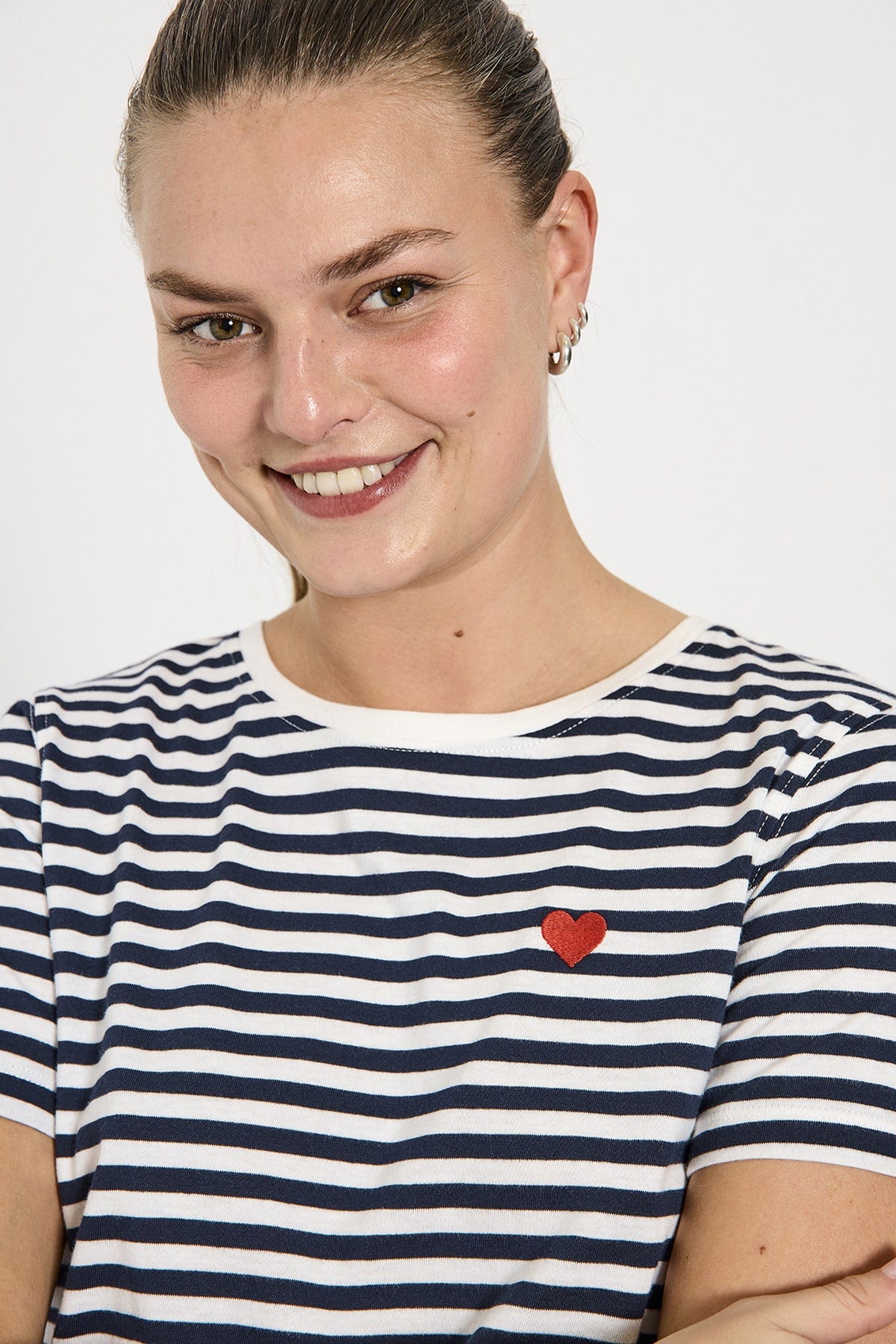 T-SHIRT FQMIAN VON FREE/OUENT IN STAR OFF-WHITE MIT MARINEBLAUEM BLAZER MZ#00671